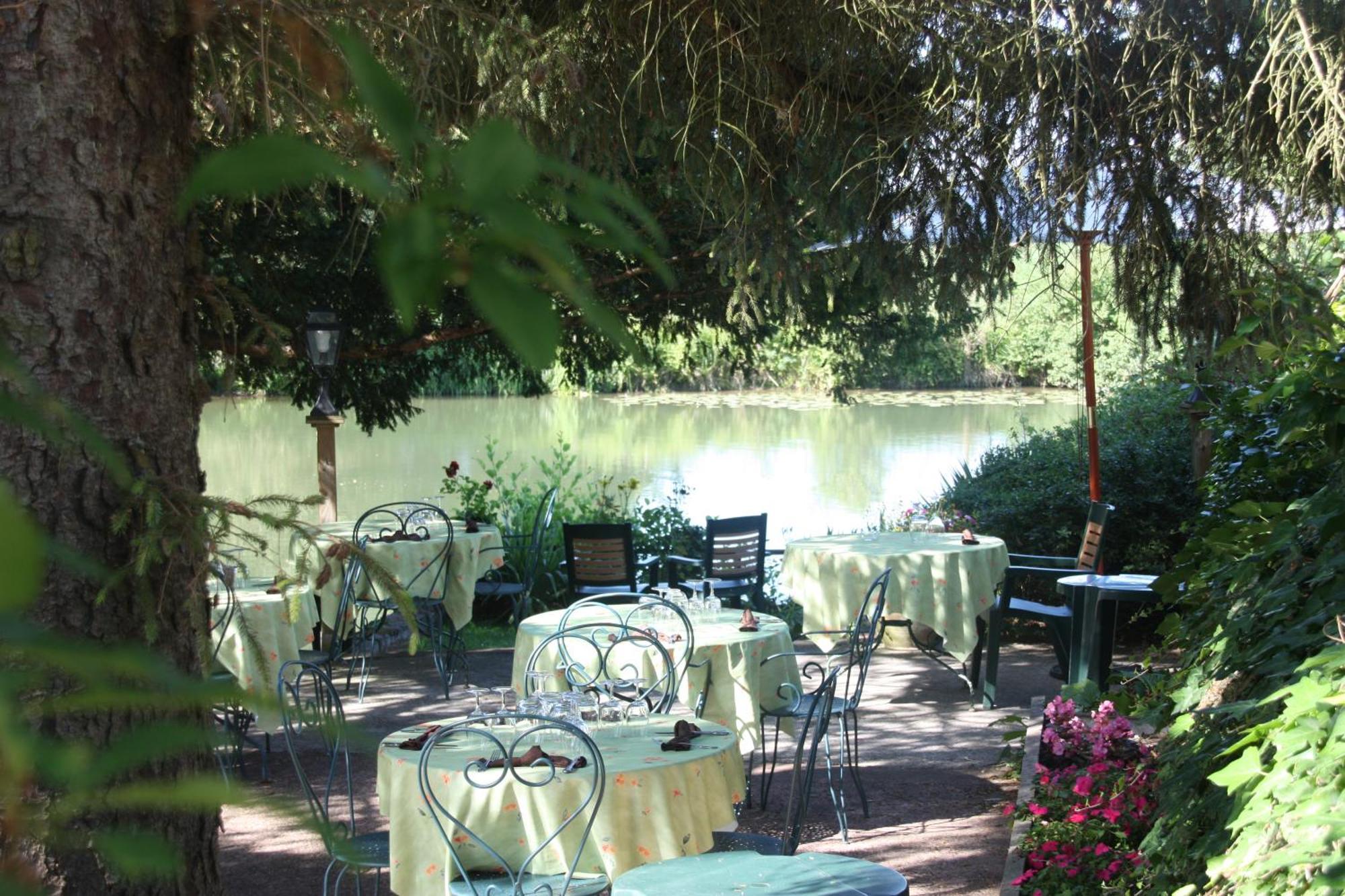 L'Auberge Du Port Des Roches Luche-Pringe Exteriör bild